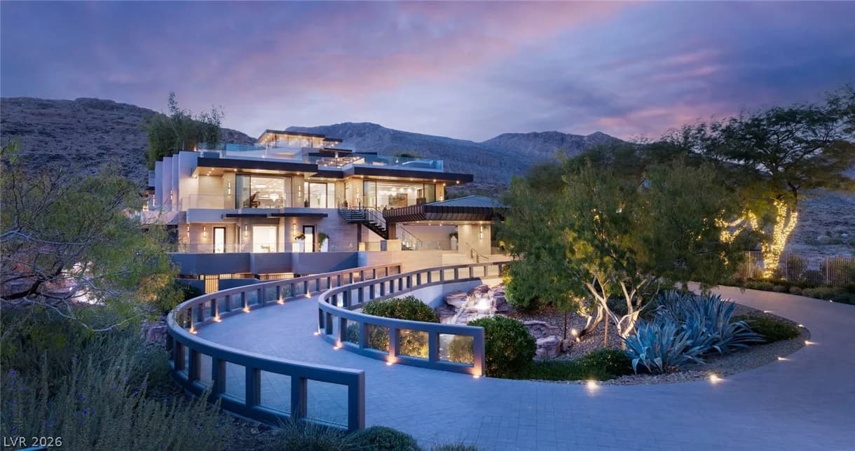 Built into the desert, from the Mahsheed Real Estate collection